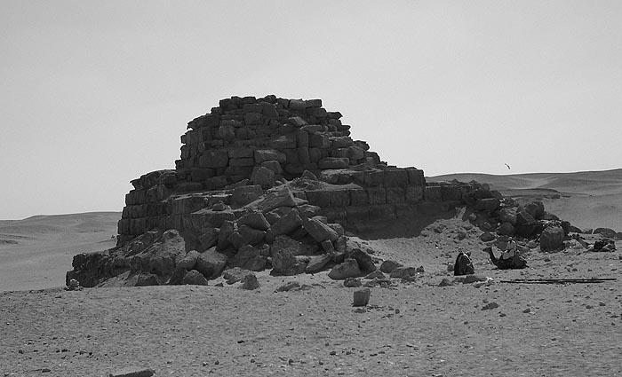 Рис. 12. Пирамида-спутница (G3-с) возле пирамиды Менкаура