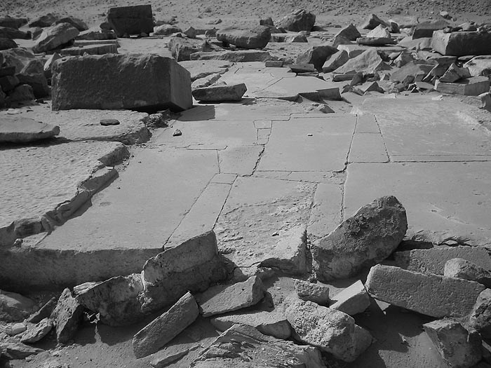 Рис. 53. Поверхность пола храма возле пирамиды Джедкара