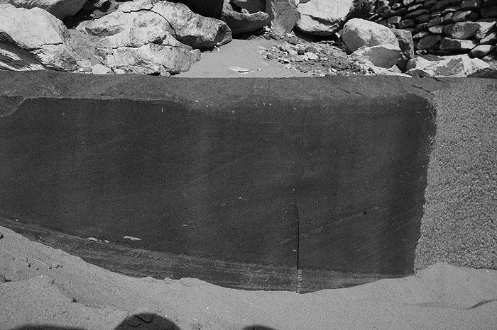 Рис. 54. След пилы на блоке из черного базальта возле пирамиды Пепи II