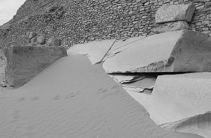 Рис. 55. Сохранившиеся блоки облицовки нижнего яруса пирамиды Пепи II