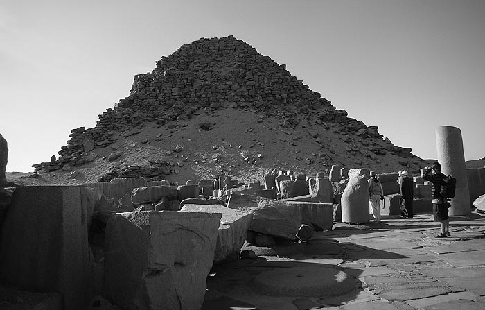 Рис. 57. Пирамида Сахура