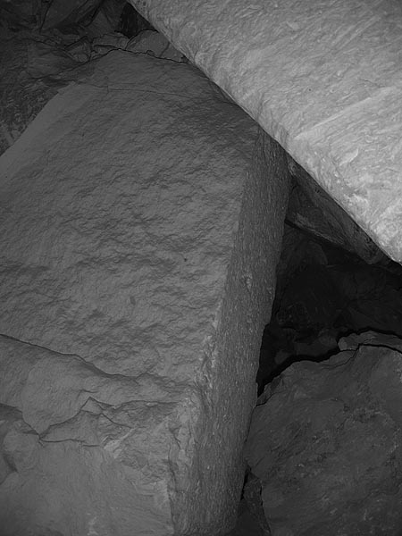 Рис. 58. Рухнувшие блоки перекрытия центральной камеры пирамиды Сахура