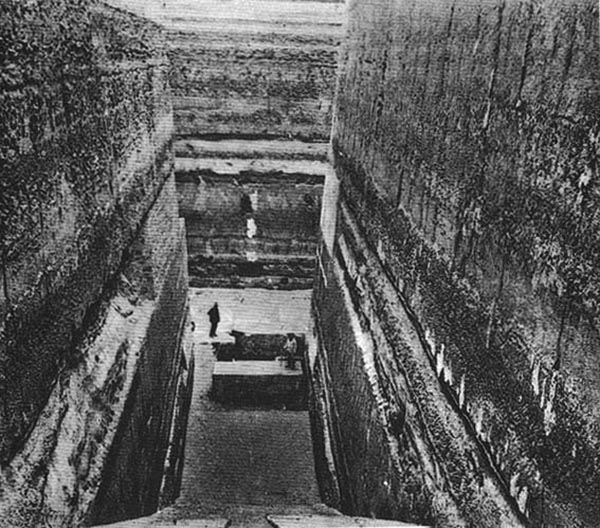 Рис. 63. Яма в центре пирамиды в Завиетт-эль-Ариане