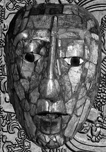 Рис. 70. Нефритовая маска из погребения в Храме надписей