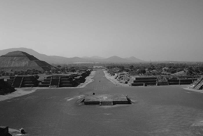 Рис. 72. Вид на Дорогу Мертвых с пирамиды Луны