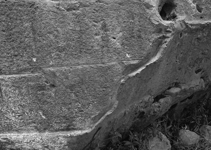 Рис. 38. Камень с «пластилиновым надрезом» в Саксайуамане