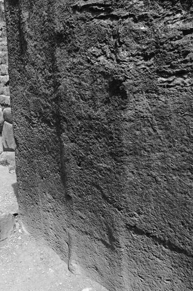 Рис. 39. Вертикальные следы обработки на блоке в Саксайуамане