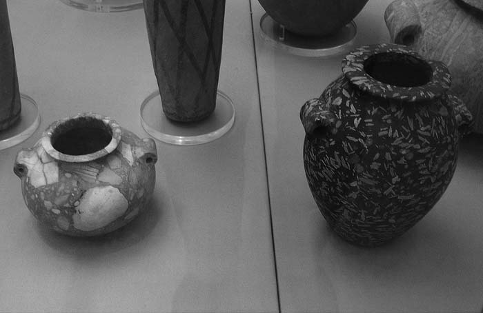 Рис. 44. Каменные сосуды, найденные в Египте (Британский музей)