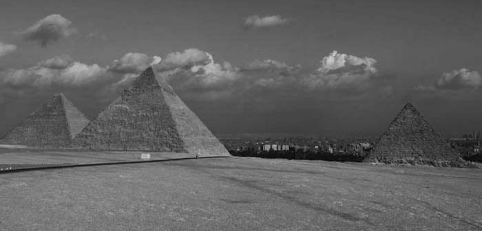 Рис. 54. Пирамиды на плато Гиза