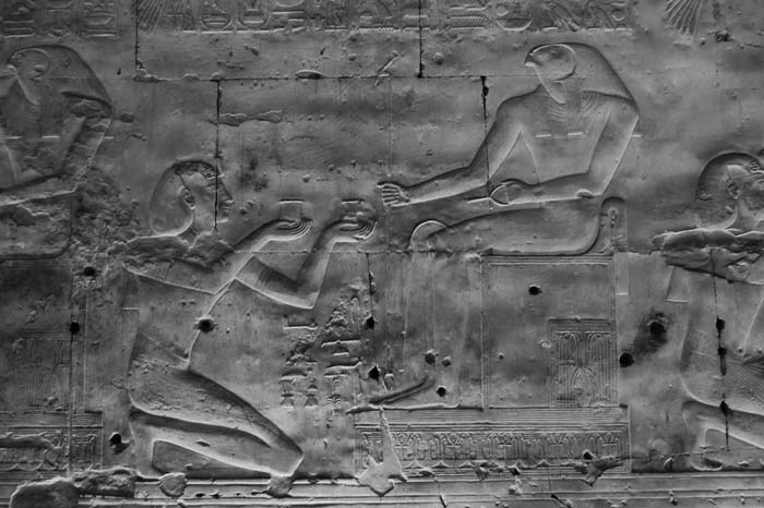 Рис. 76. Фараон, прислуживающий богу (храм Сети I, Абидос)