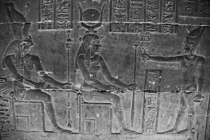 Рис. 81. Фараон перед богиней Хатхор и богом Гором