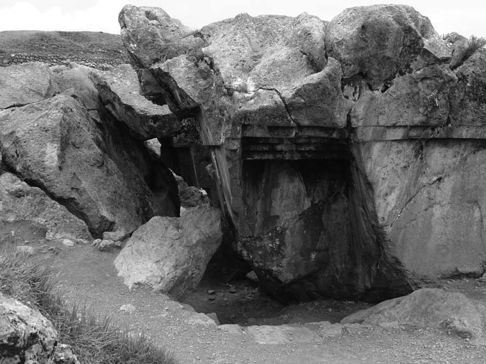 Рис. 84. Обломки «храма», взорванного в ходе Войны Богов (Саксайуаман, Перу)