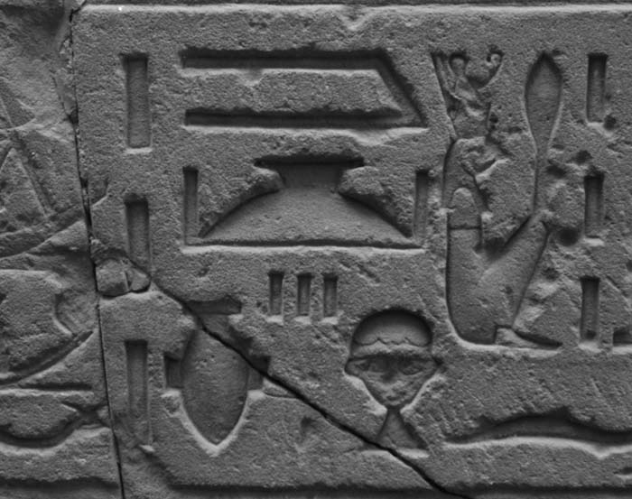 Рис. 85. Изображение НЛО на стене храма (Эдфу, Египет)