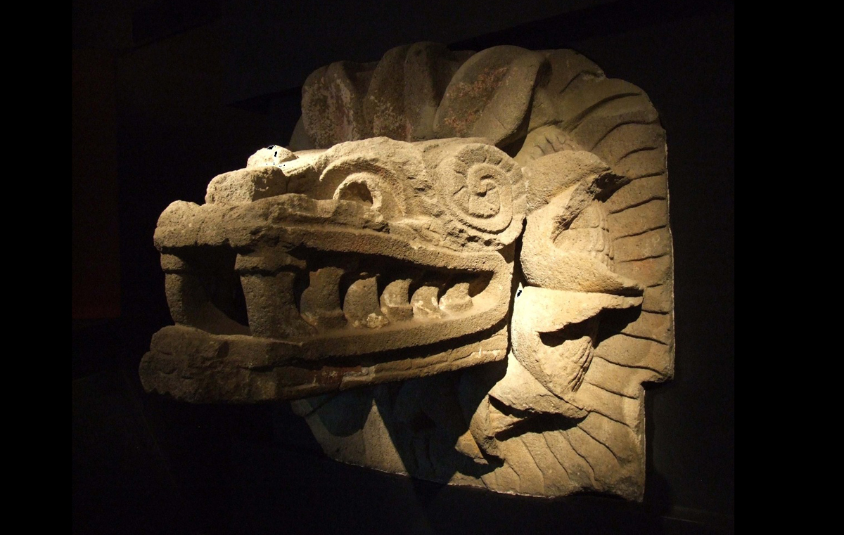 Бог Кетцалькоатль ацтеков скульптура