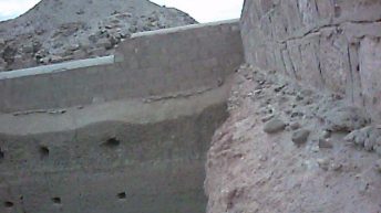 Фото стен и дна ямы шахты Амона Тефнахта. Саккара