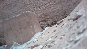 Фото стен и дна ямы шахты Амона Тефнахта. Саккара