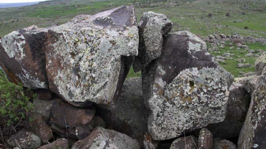 Древнее сооружение на склонах горы Арагац