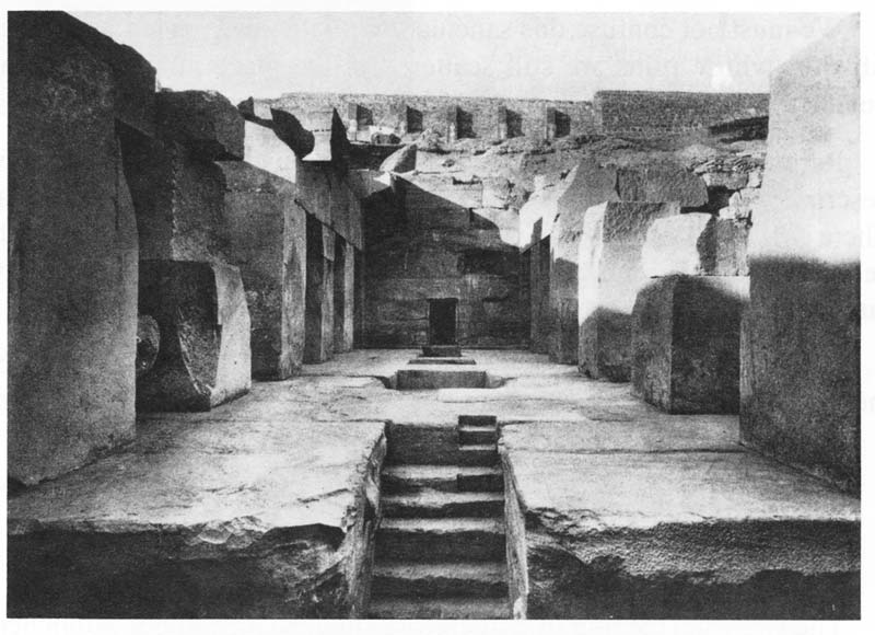 Центральный холл, Осирион. Фотография сделана Ф.Питри во время раскопок в 1901 г.