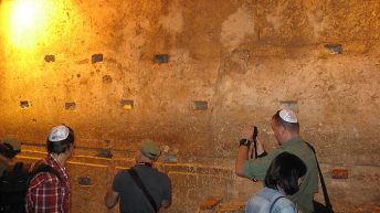 Иерусалим: туннель западной стены