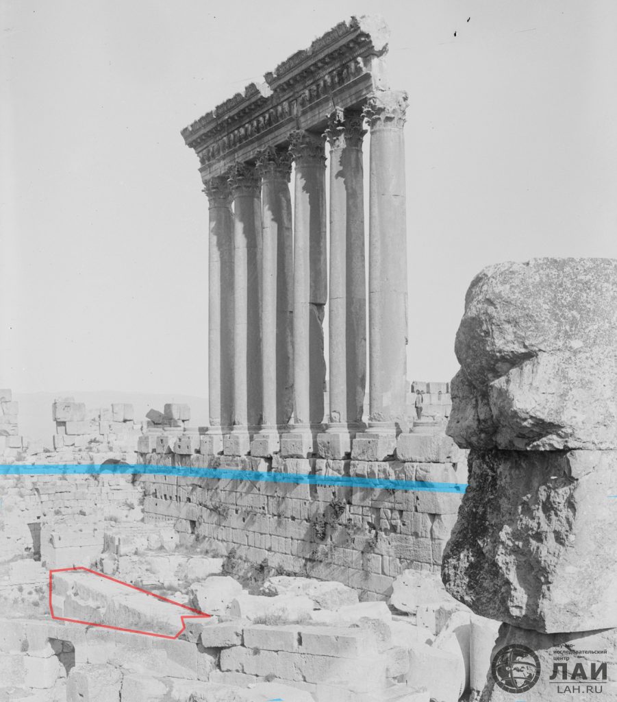 Рис 24. Фотография 1915-1920 года – стена уже полностью очищена (выделена красным), уровень очистки выделен синим