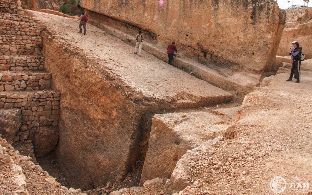 Рис 50. Новый мегалит откопан частично. Как и “Южный камень” он практически готов к транспортировке