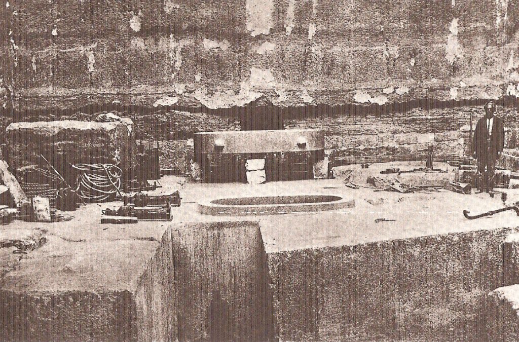 Burial chamber with the oval sarcophagus (1905 photography).