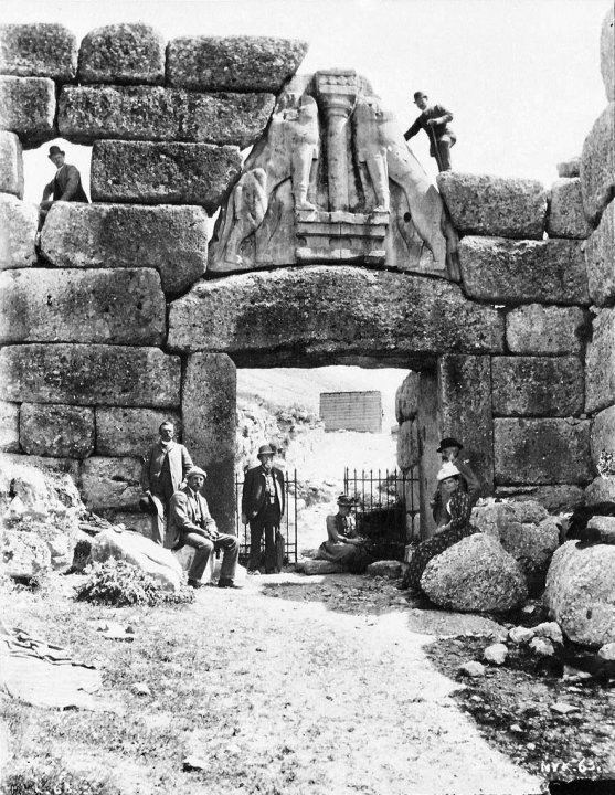 Рис. 6. Львиные ворота в 1880 году при раскопках Шлимана (на фото слева)