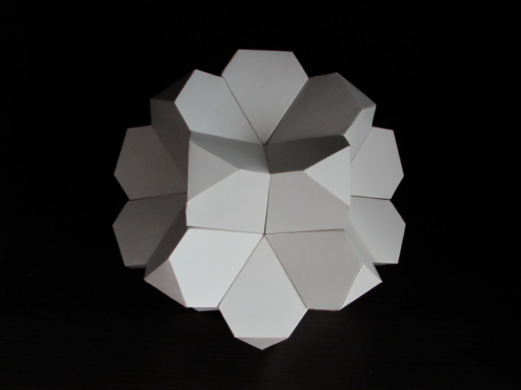 Рисунок 7 – Трехмерная модель объекта составленного из двадцати многогранников Дюрера. Вид сбоку-сверху (фотография)