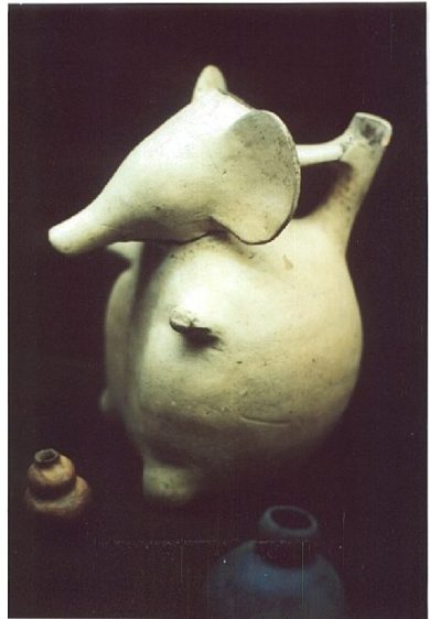 Рис. 9 Фотография фигурки «слона», сделанная З. Ситчиным в музее Халапа. Источник: (Sitchin, 2000)